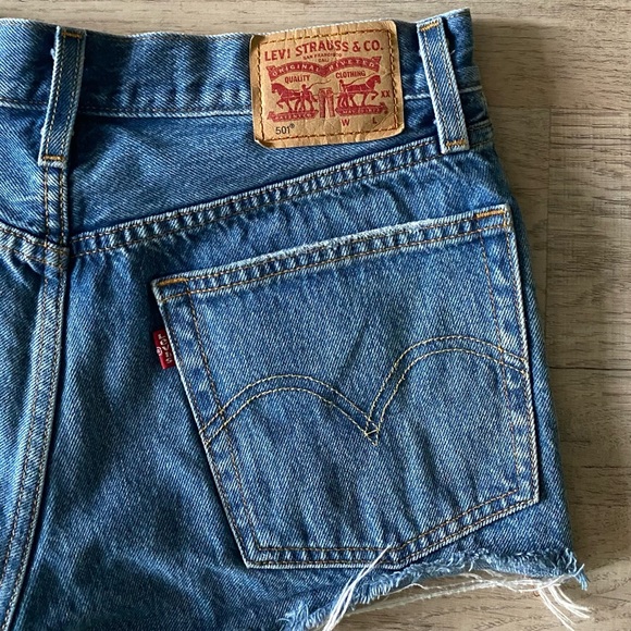 Levi’s Denim Short (SIZE 26) - Picture 3 of 4